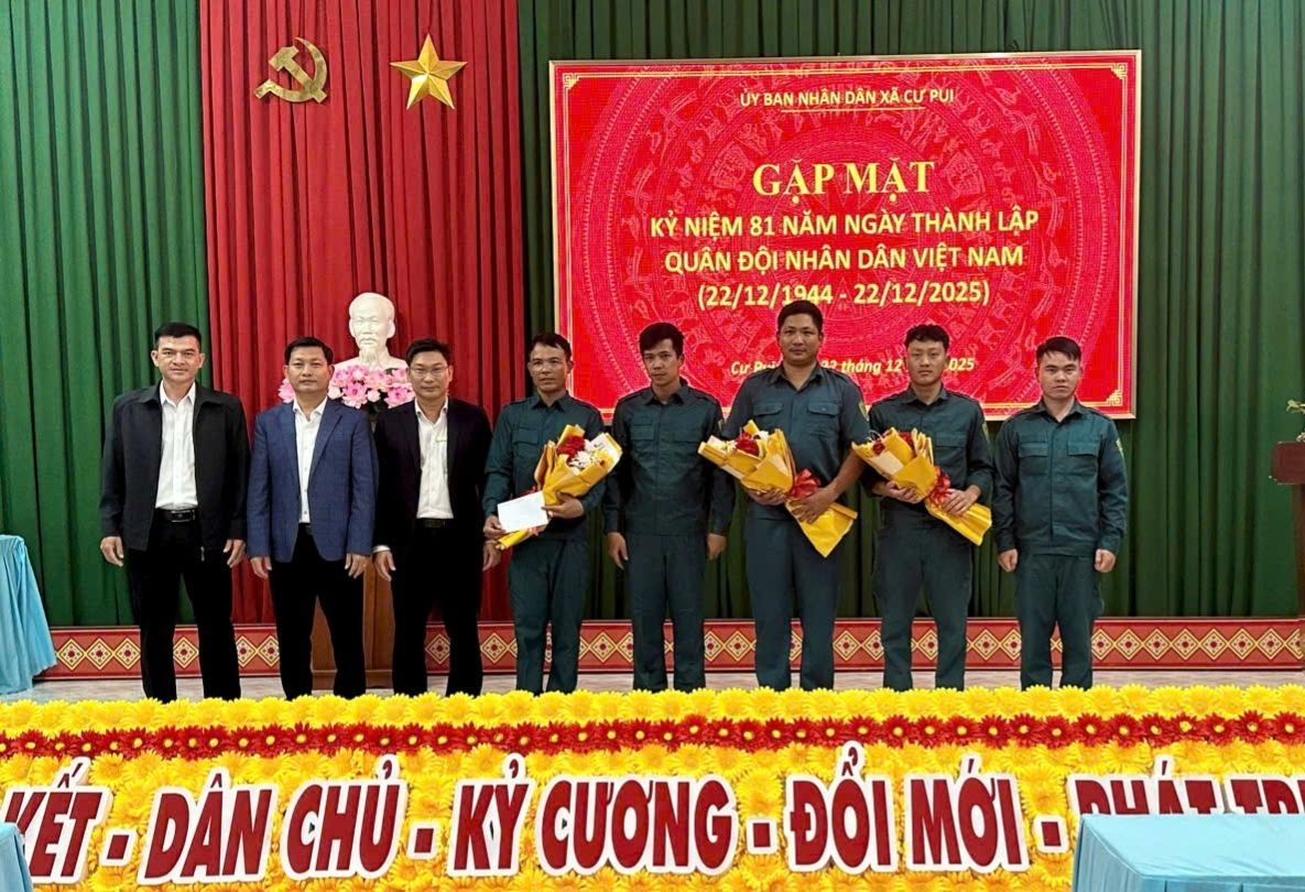 Lãnh đạo xã Cư Pui thăm, tặng quà Ban chỉ huy quân sự xã nhân kỷ kiệm 81 năm ngày thành lập QĐND Việt Nam