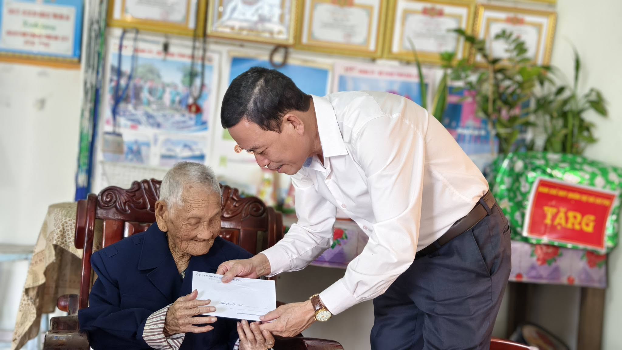 Lãnh đạo xã Cư Pui thăm, tặng quà Mẹ Việt Nam Anh hùng nhân kỷ niệm 79 năm Ngày Thương binh - Liệt sĩ