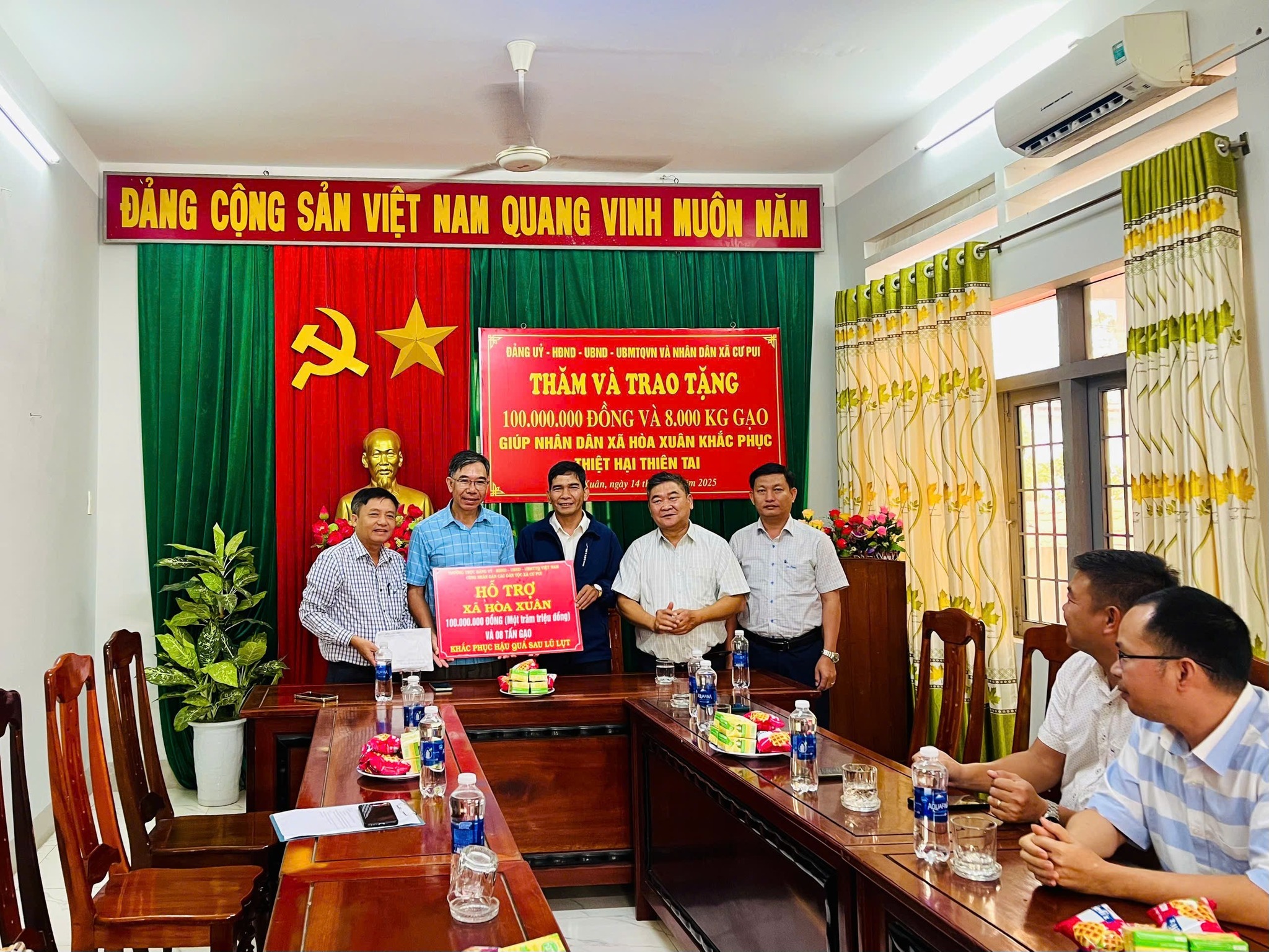 Xã Cư Pui thăm, tặng quà hỗ trợ đơn vị kết nghĩa xã Hòa Xuân khắc phục hậu quả mưa lũ.