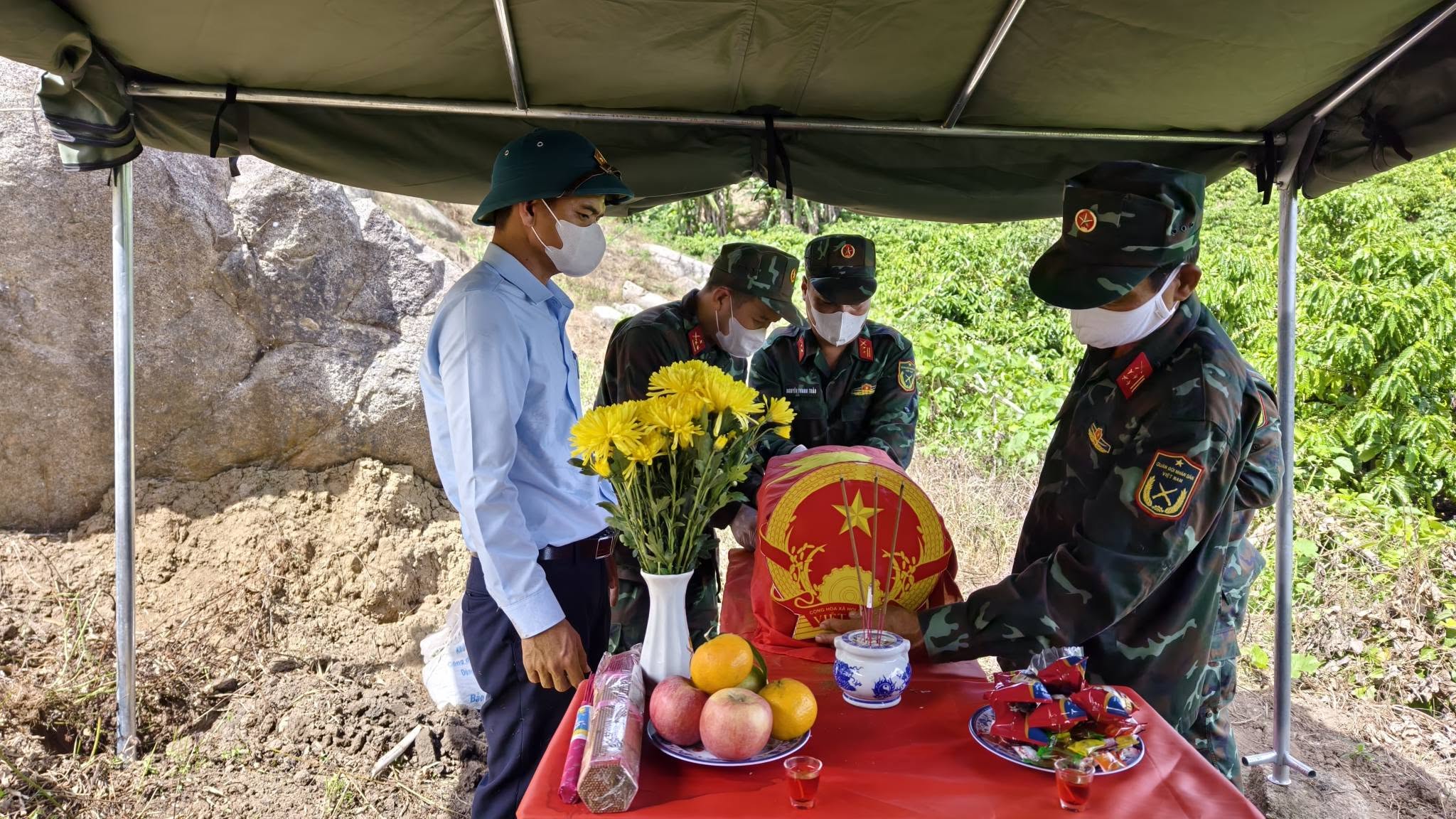 Xã Cư Pui phối hợp với đội K51 khai quật, quy tập thành công 01 hài cốt liệt sĩ tại Núi Cư Jú.