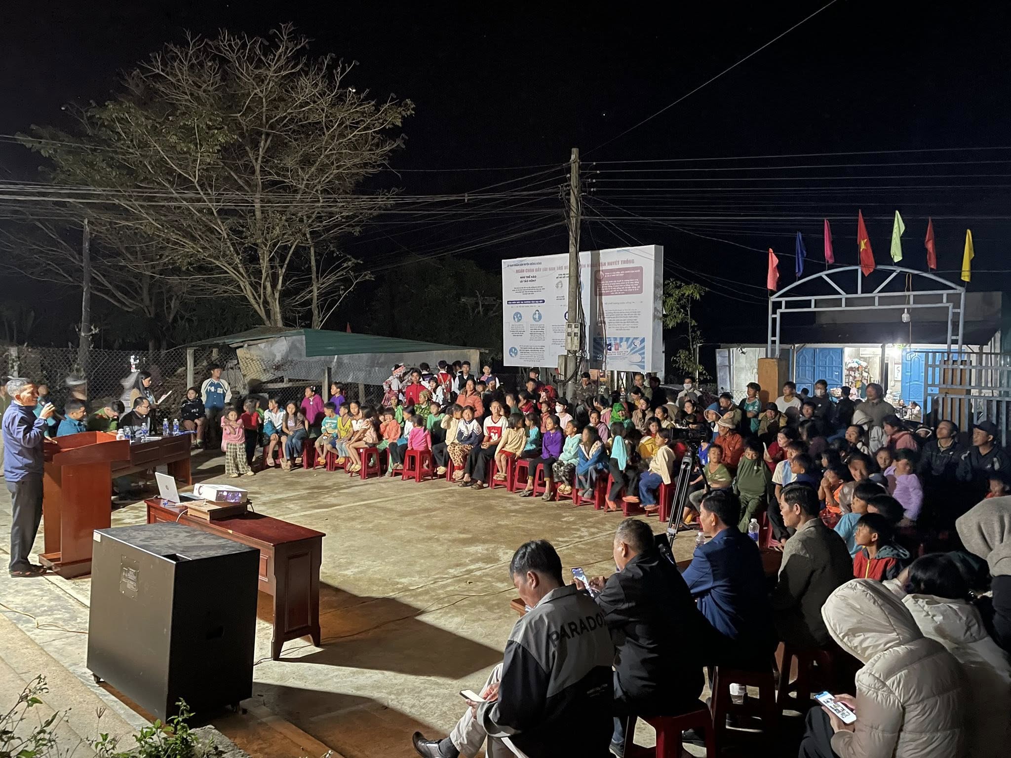 Xã Cư Pui phát động quần chúng tuyên truyền pháp luật, giữ gìn an ninh nông thôn.