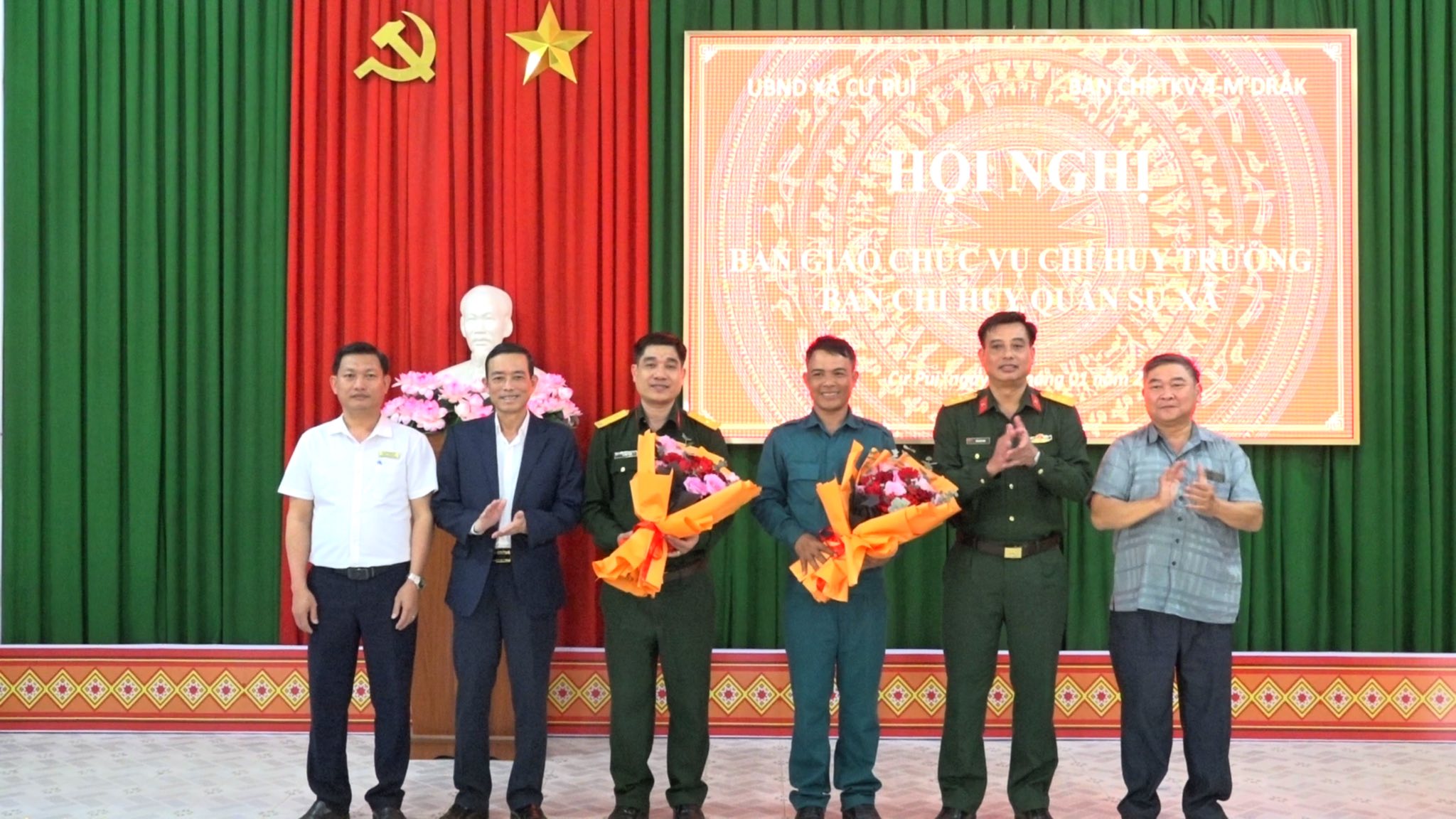 Hội nghị bàn giao chức vụ Chỉ huy trưởng Ban Chỉ huy Quân sự xã Cư Pui.