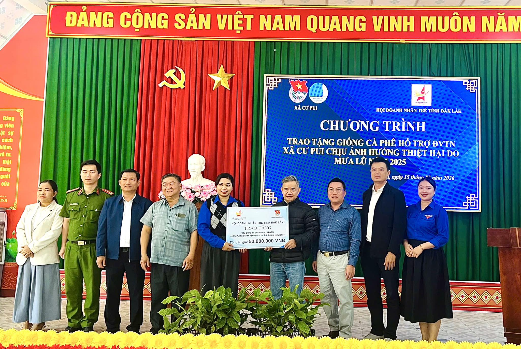 Lễ trao tặng cây giống cà phê hỗ trợ đoàn viên thanh niên xã Cư Pui.