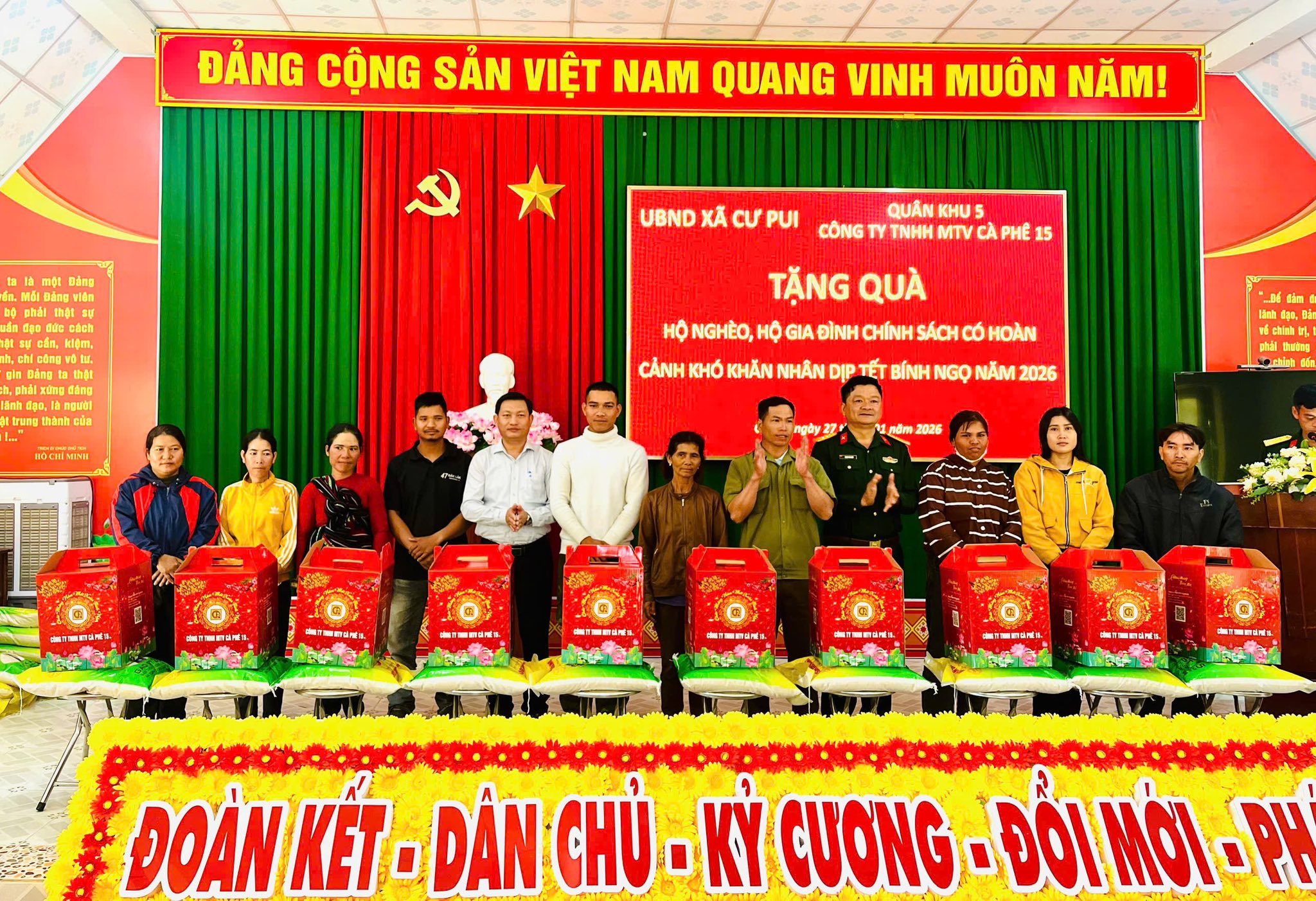 Tặng quà cho hộ nghèo, hộ gia đình chính sách có hoàn cảnh khó khăn nhân dịp Tết Bính Ngọ 2026