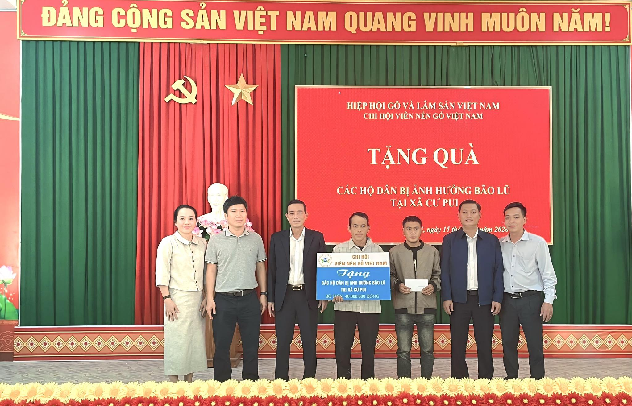 Trao tặng quà hỗ trợ cho các hộ dân bị ảnh hưởng do bão lũ vừa qua tại xã Cư Pui.