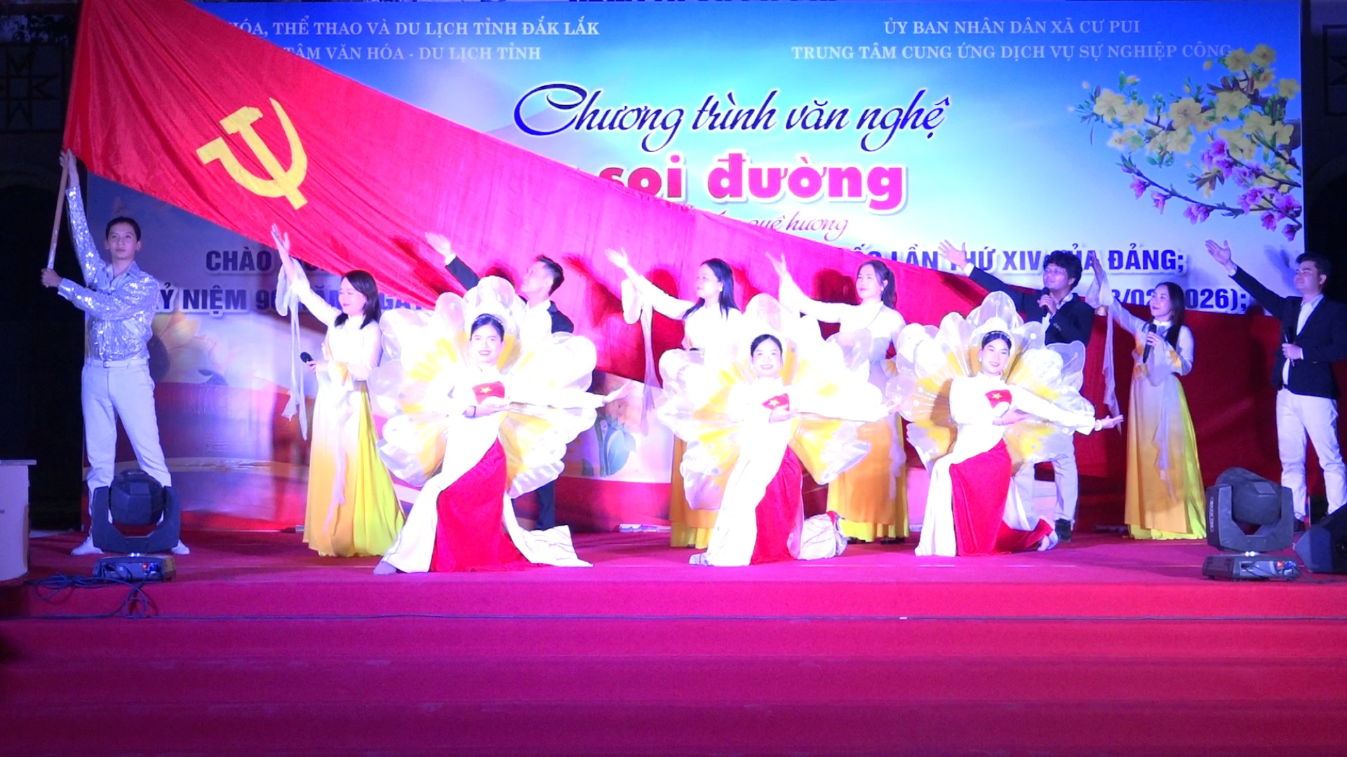 Chương trình văn nghệ “Đảng soi đường – Xuân thắm quê hương”.