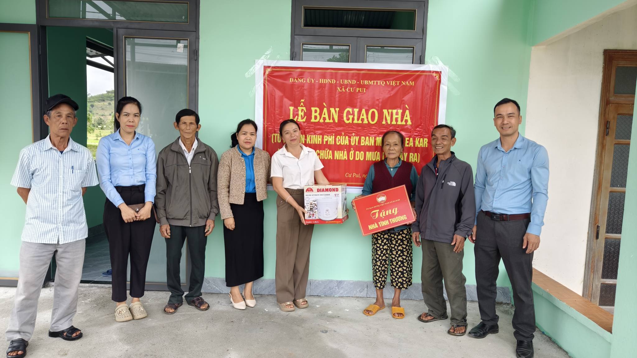 UBMTTQ Việt Nam xã Cư Pui tổ chức Lễ bàn giao 2 căn nhà cho hộ nghèo bị ảnh hưởng do mưa lũ