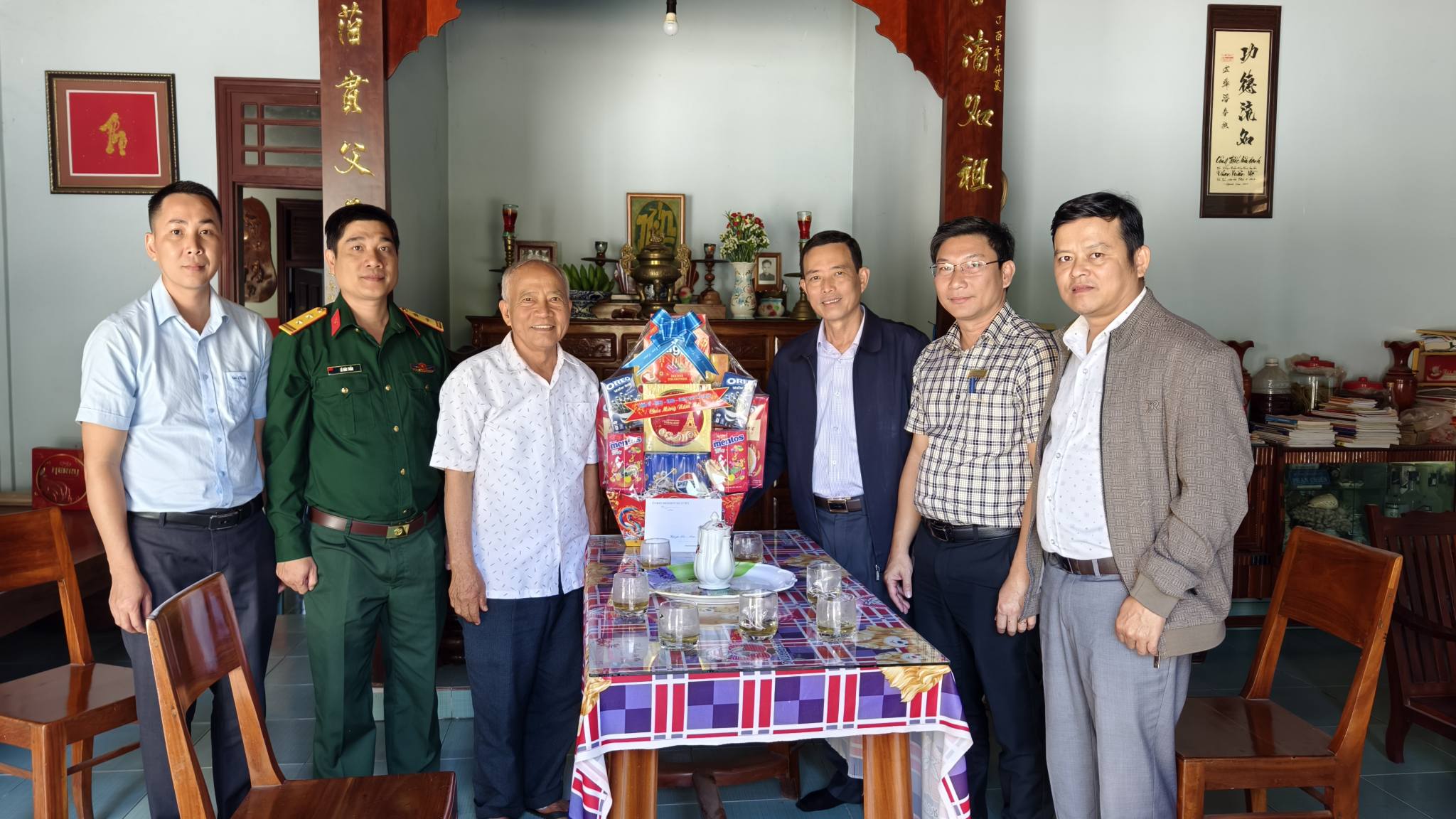 Cư Pui thăm, tặng quà các gia đình chính sách nhân dịp Tết Bính Ngọ 2026