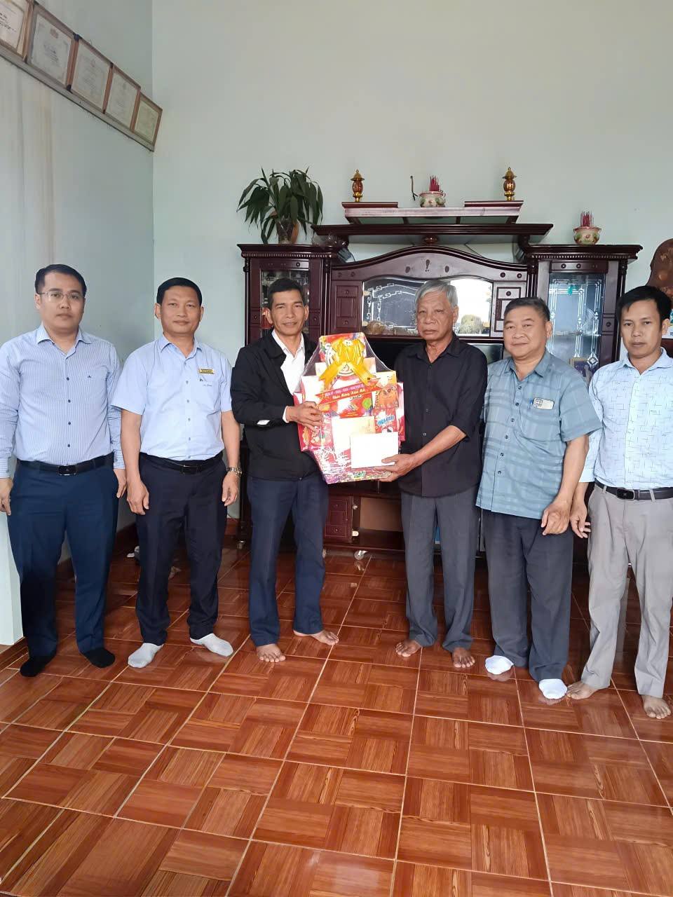 Đoàn công tác xã Cư Pui thăm, tặng quà các gia đình chính sách và nguyên lãnh đạo xã nhân dịp Tết Bính Ngọ 2026.