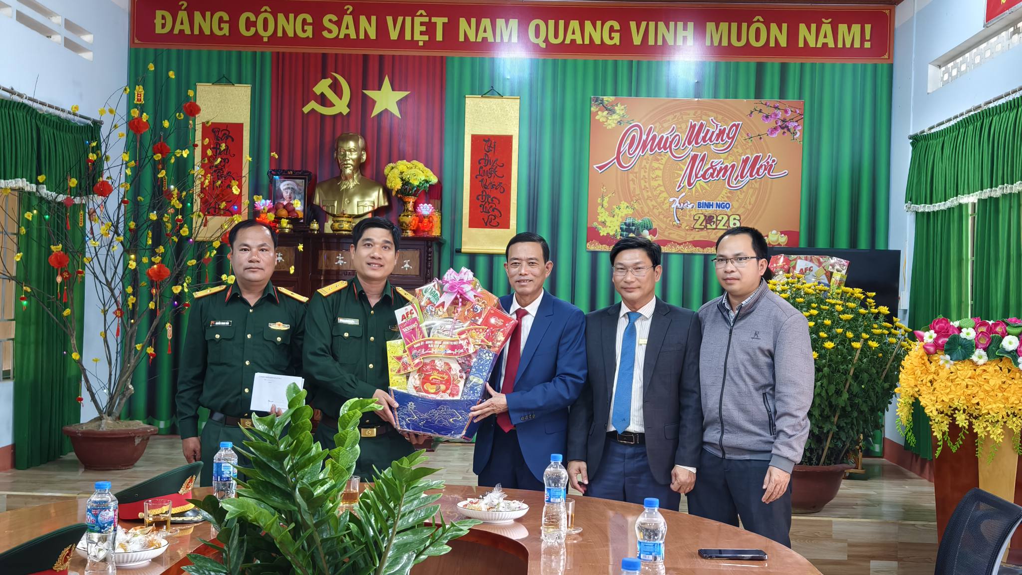 Đoàn công tác Đảng ủy - HĐND - UBND - UBMTTQ Việt Nam xã Cư Pui thăm, chúc tết Công an và Ban Chỉ huy Quân sự xã.