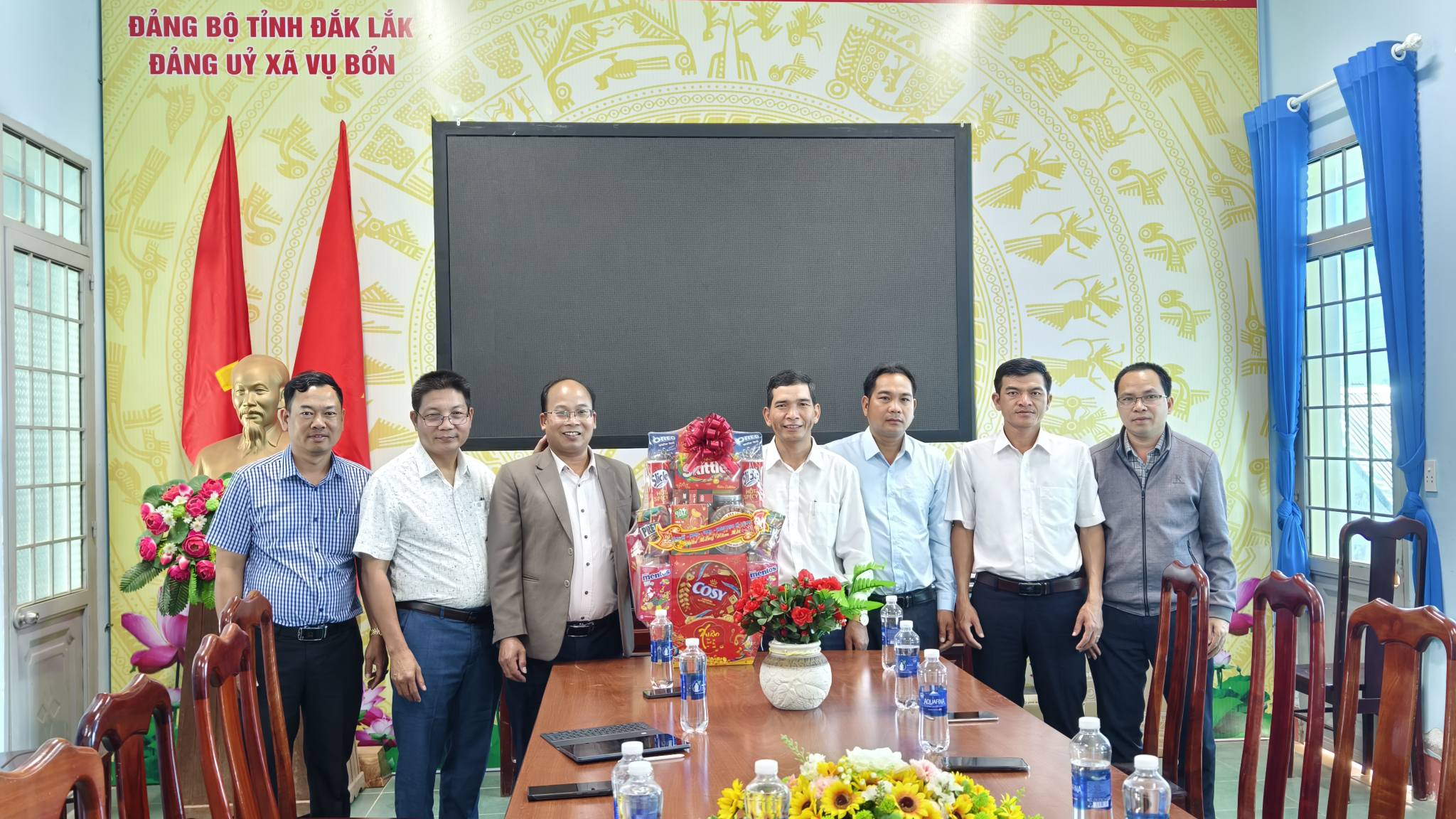 Lãnh đạo xã Cư Pui thăm, chúc Tết tại xã Vụ Bổn và Ea Ô