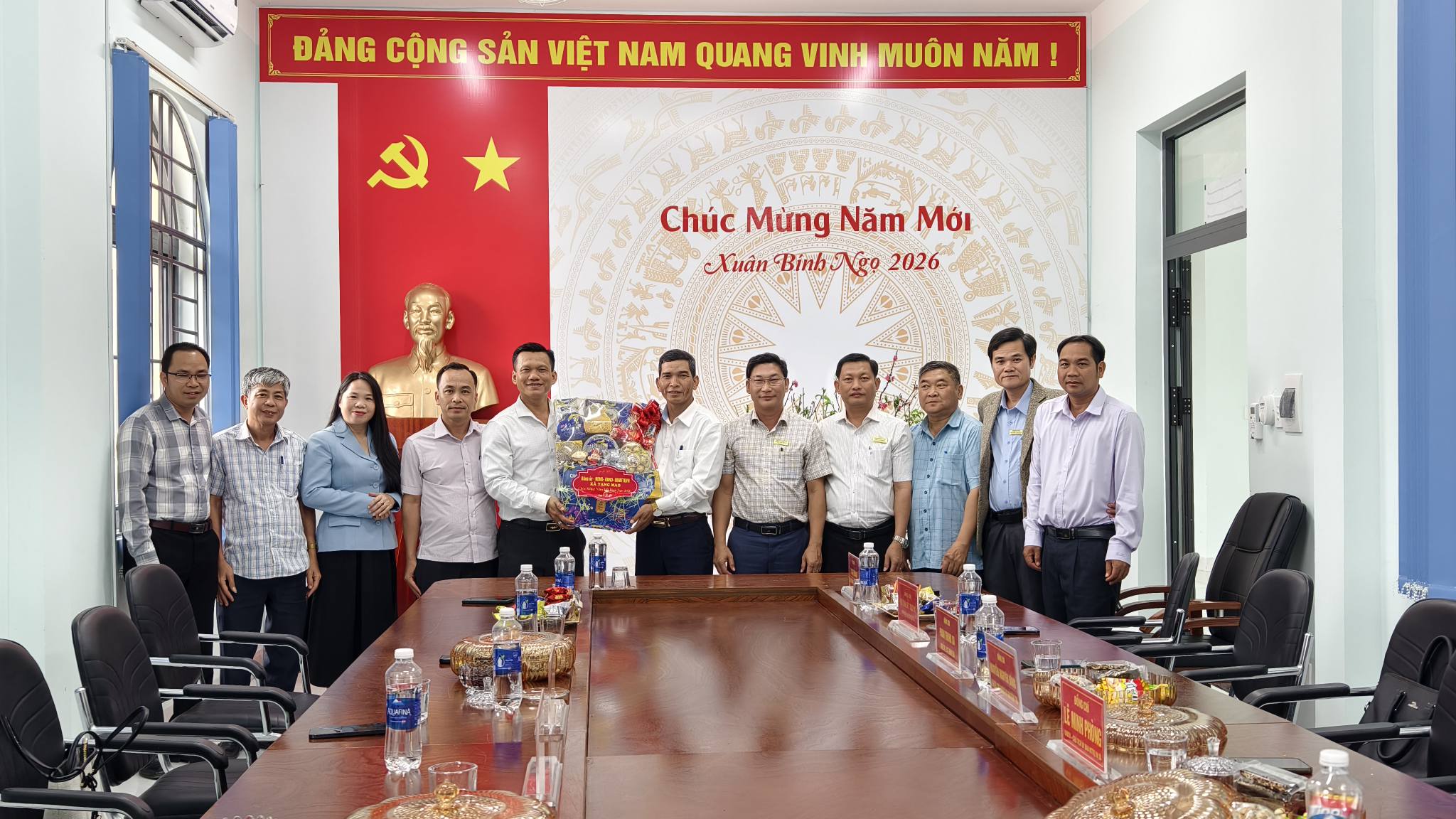 Lãnh đạo xã Yang Mao thăm, chúc Tết xã Cư Pui
