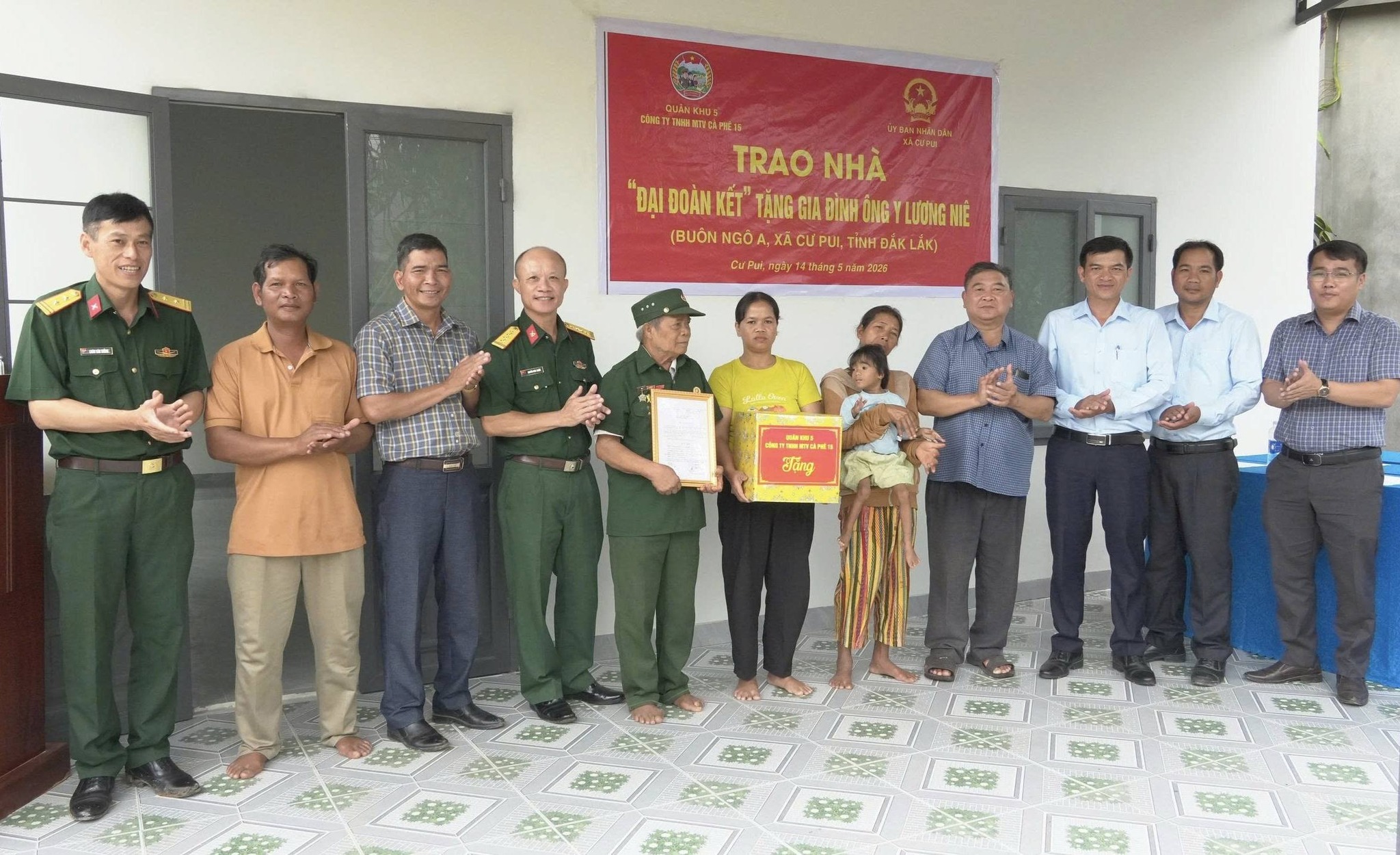 Công ty TNHH MTV Cà Phê 15 bàn giao nhà Đại đoàn kết tại xã Cư Pui