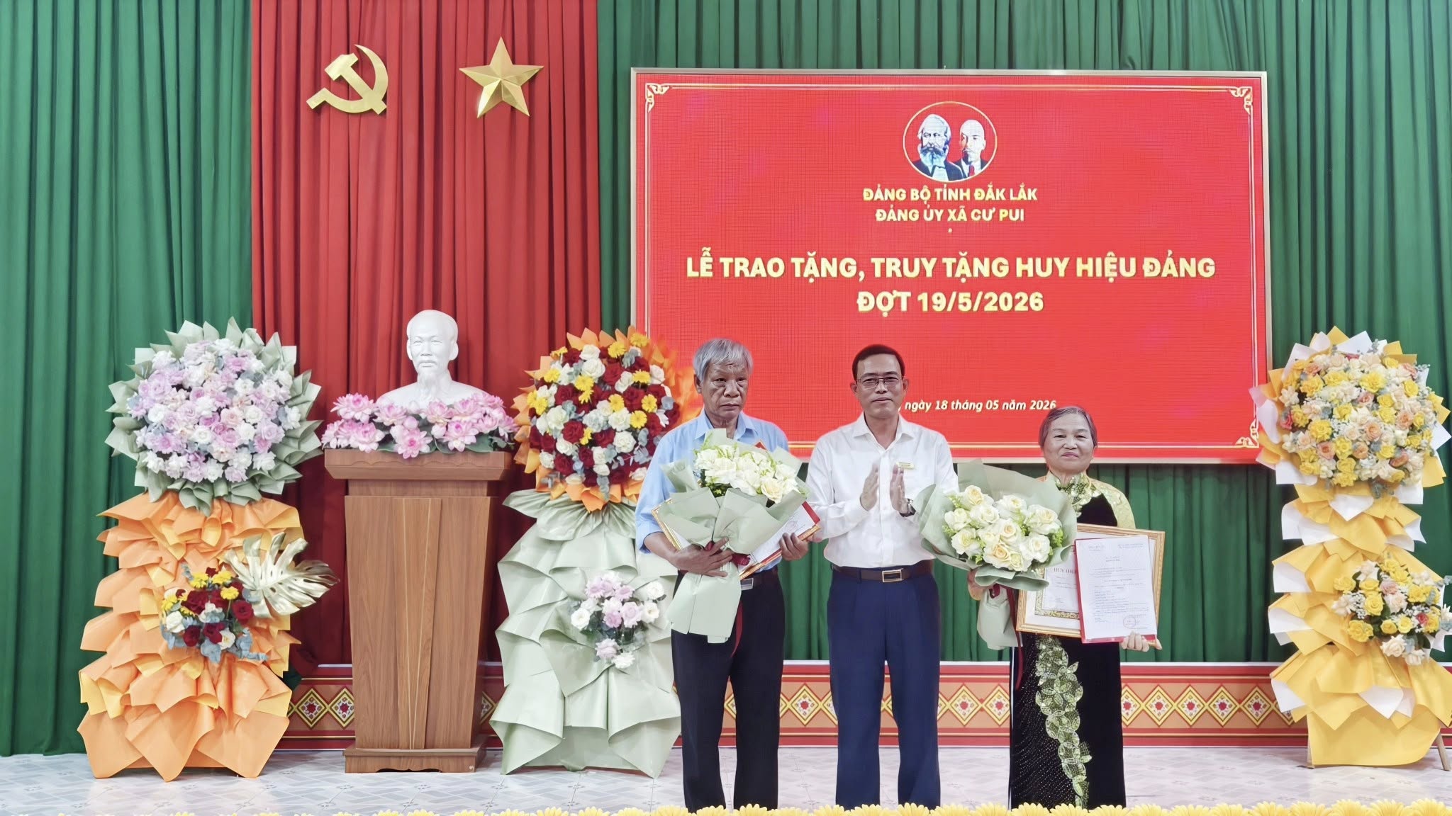 Sinh hoạt chính trị kỷ niệm 136 năm Ngày sinh Chủ tịch Hồ Chí Minh và trao Huy hiệu Đảng đợt 19/5